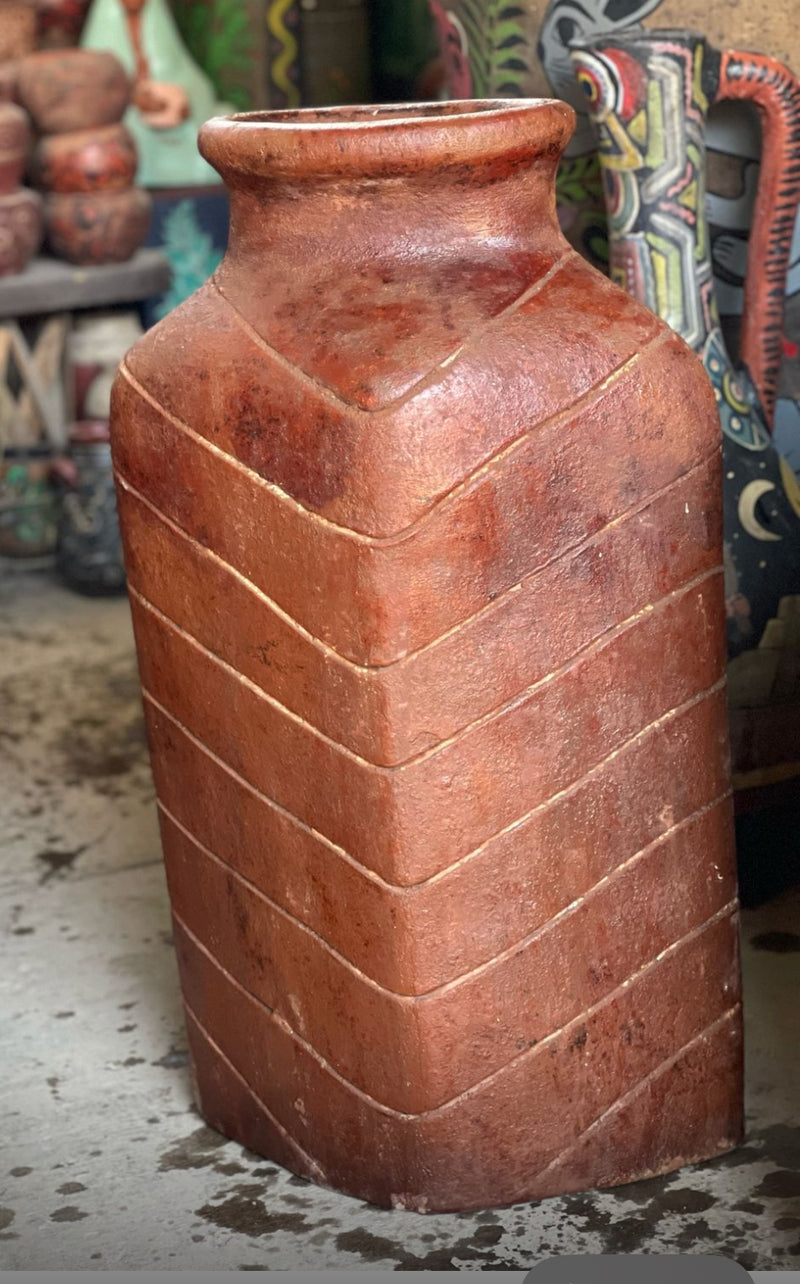 Lined V Dark Terracotta Pot
