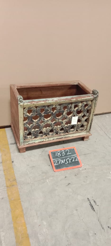 WD PLANTER HOLDER 072