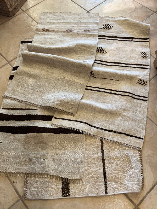 Turkish Rugs Wht/blk 24"x42 368