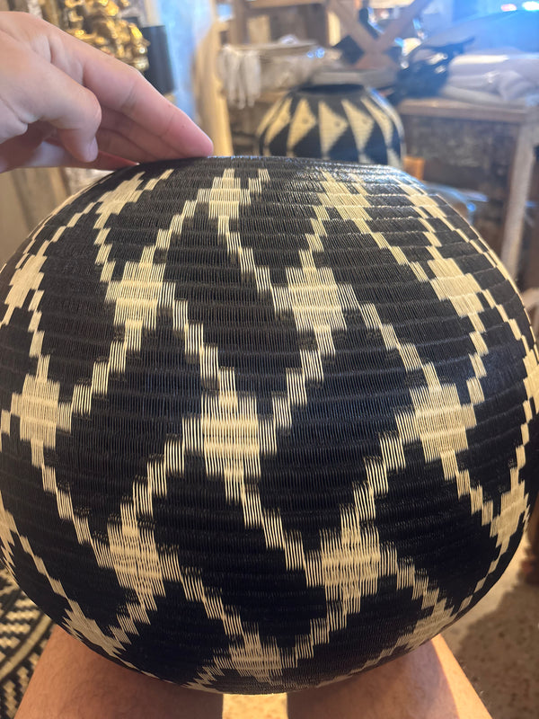 Blk/White Overlapping Pattern Basket